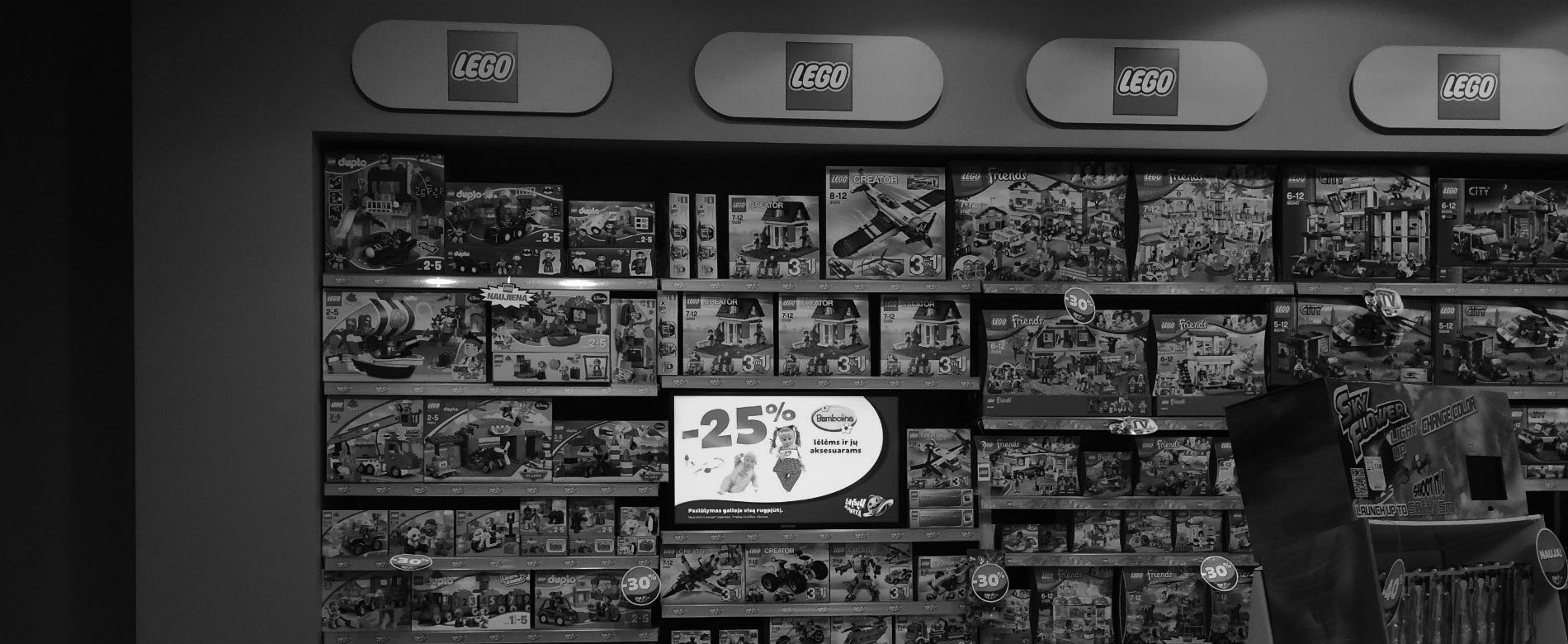 Reklaminiai ekranai "Žaislų planeta'' parduotuvės lentynose